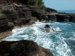 Nikmati Pesona Pantai Batu Lapis Lampung